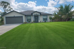 818 Albert Ave in Lehigh Acres, FL - Building Photo