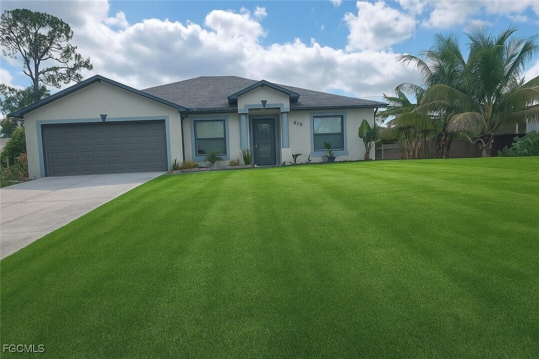 818 Albert Ave in Lehigh Acres, FL - Building Photo