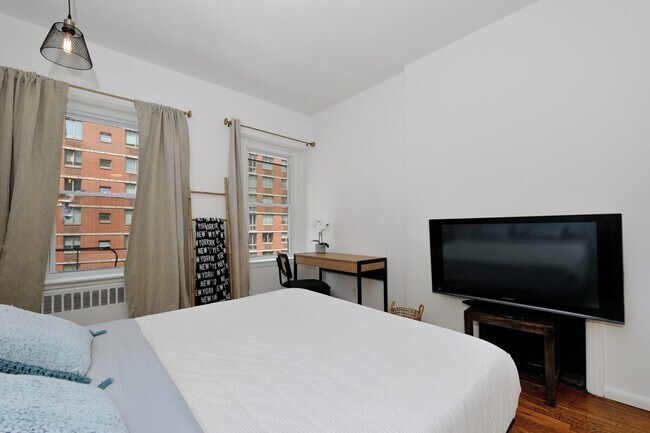 374 W 35th St in New York, NY - Building Photo - Building Photo