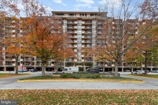 1300 Army Navy Dr in Arlington, VA - Building Photo
