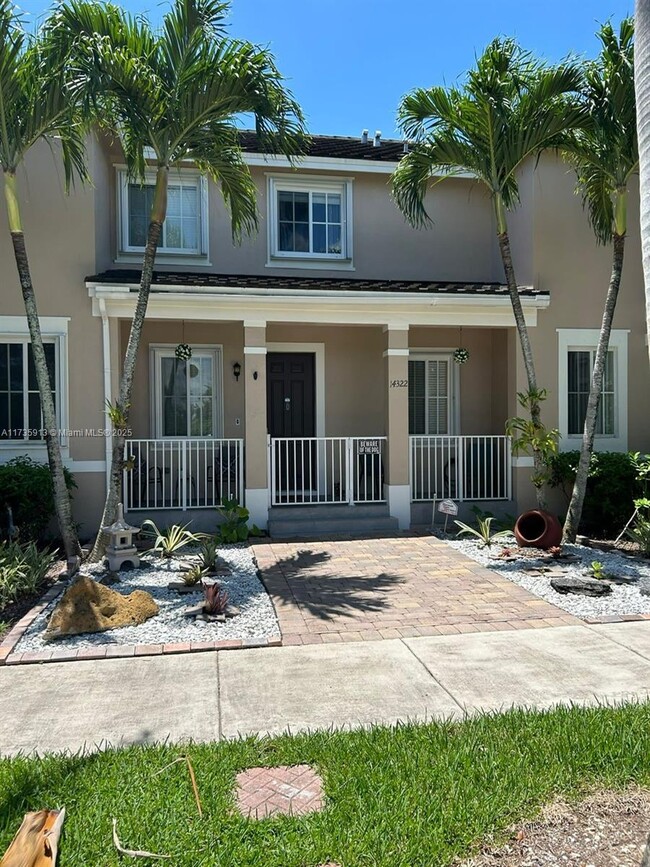 14322 SW 272nd St in Homestead, FL - Foto de edificio - Building Photo