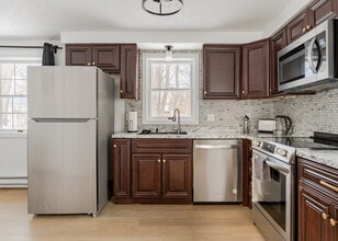 49 Berkshire Rd in Portland, ME - Foto de edificio - Building Photo