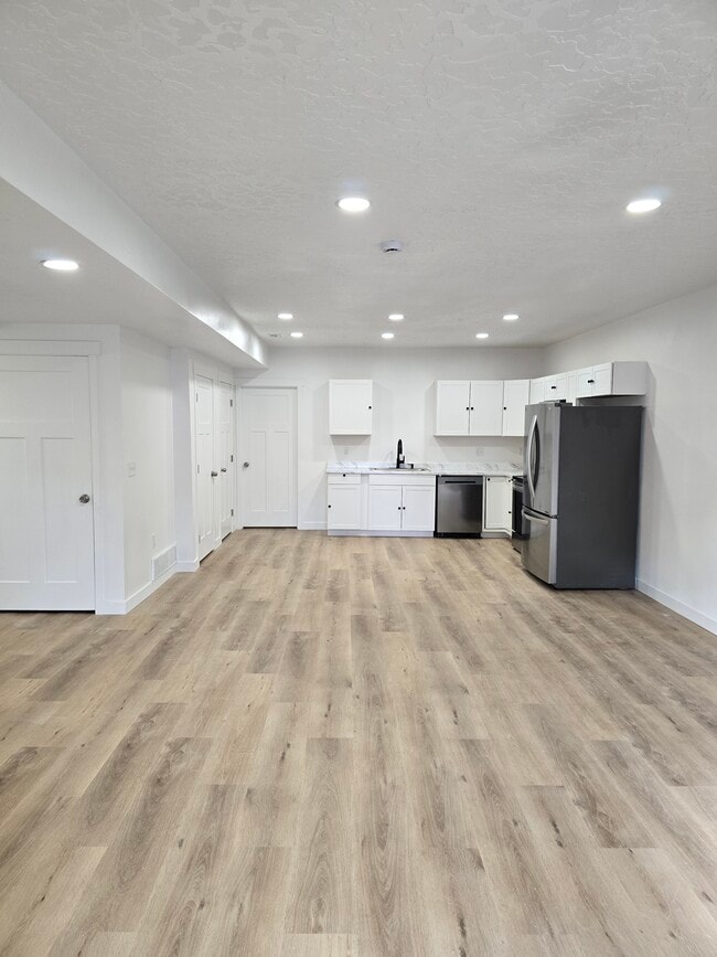 844 W Fallow Dr, Unit Brand New Basement Apt.