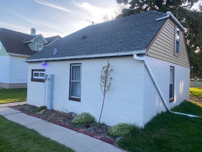 724 S Spring St in Port Washington, WI - Foto de edificio - Building Photo