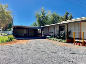 1540 Hope St in Klamath Falls, OR - Foto de edificio - Building Photo