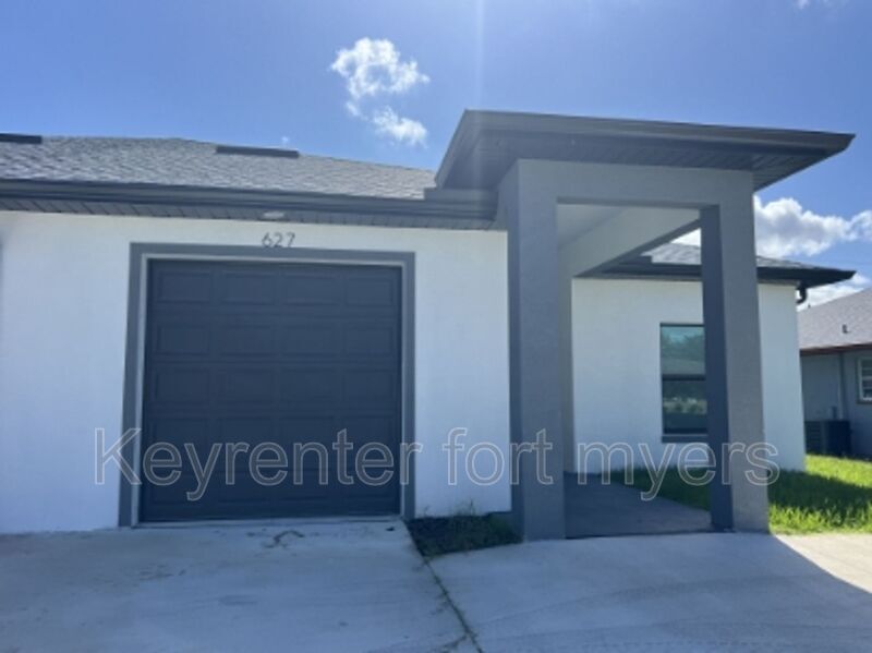 625 SE 13th Pl in Cape Coral, FL - Building Photo