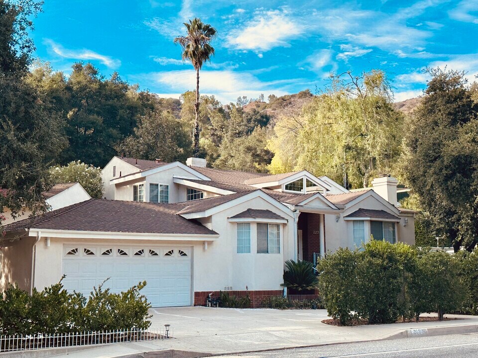 2255 E Chevy Chase Dr in Glendale, CA - Building Photo