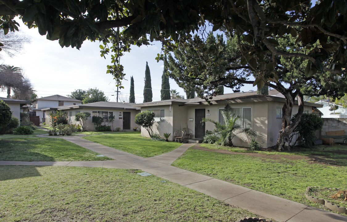 317-341 W 7th Ave in Escondido, CA - Building Photo