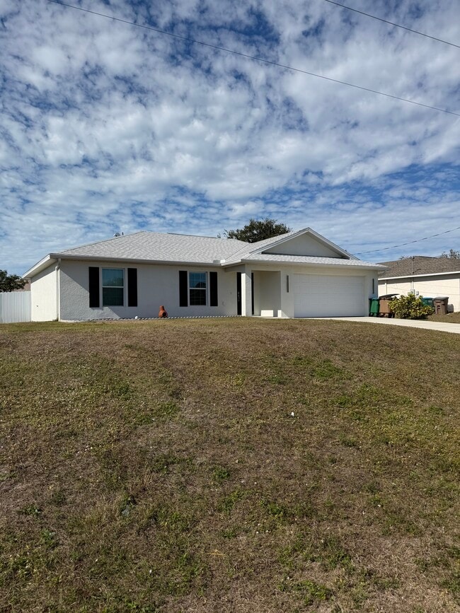 2120 NW 18th Ave in Cape Coral, FL - Foto de edificio - Building Photo