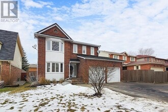 32 Hollingshead Dr in Aurora, ON - Building Photo - Building Photo