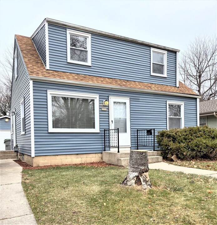 6222 W Fairmount Ave in Milwaukee, WI - Building Photo