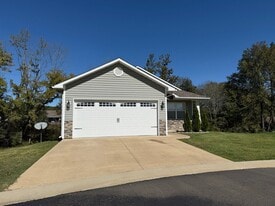 215 Adele Dr in Poplar Bluff, MO - Building Photo