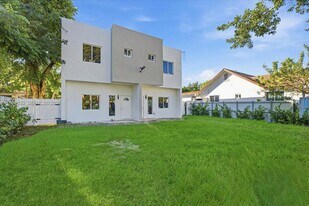 1126 NW 28th St in Miami, FL - Building Photo
