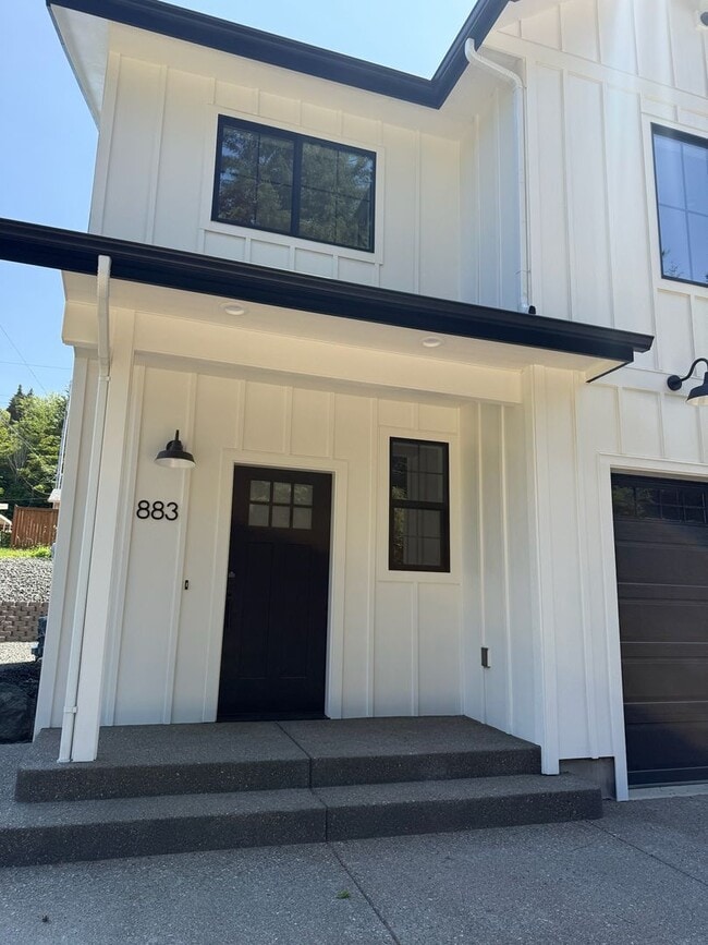 883 Wall St in North Bend, OR - Building Photo - Building Photo