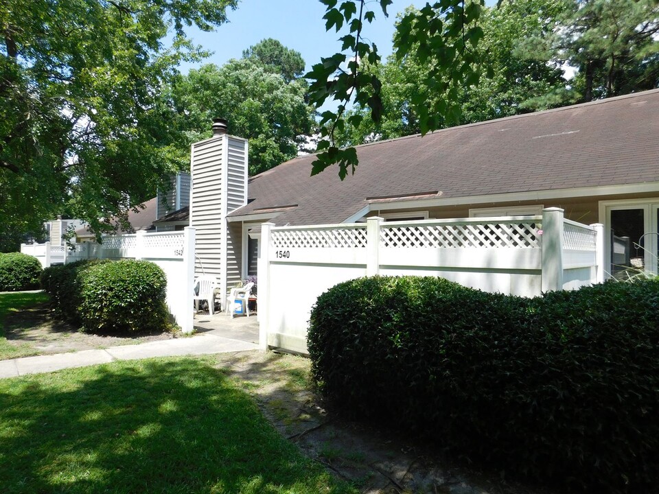 1540 College Way in New Bern, NC - Building Photo