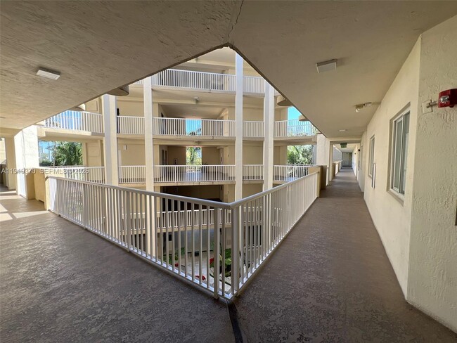 10720 NW 66th St, Unit 308 in Doral, FL - Foto de edificio - Building Photo