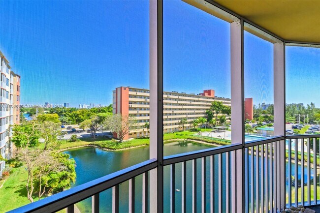 1770 NE 191st St in Miami, FL - Building Photo - Building Photo