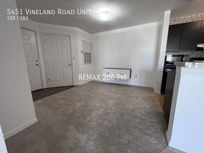 5451 Vineland Rd in Orlando, FL - Building Photo - Building Photo