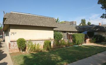 3213-3327 E Sierra Madre Ave in Fresno, CA - Building Photo - Building Photo