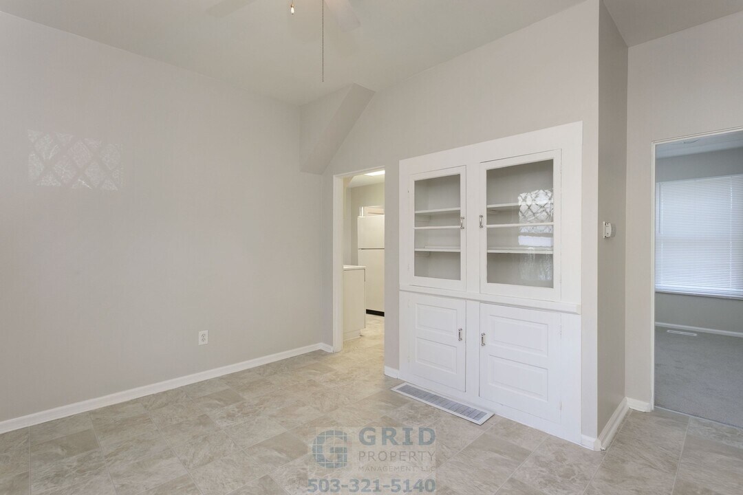 6827 SE Mitchell Ct in Portland, OR - Building Photo