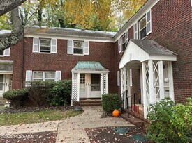 102 Manor Dr in Red Bank, NJ - Building Photo