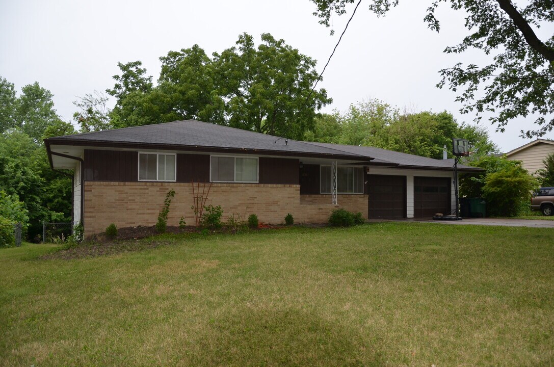 1856 NW 81st St in Clive, IA - Foto de edificio