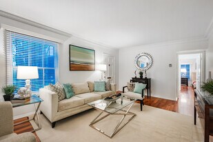 342 N Oakhurst Dr in Beverly Hills, CA - Building Photo