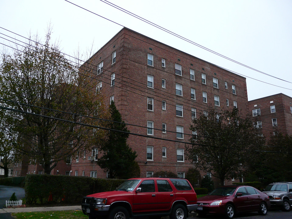 Locust Avenue Towne House in New Rochelle, NY - Building Photo