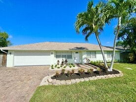 4499 E Alhambra Cir in Naples, FL - Building Photo