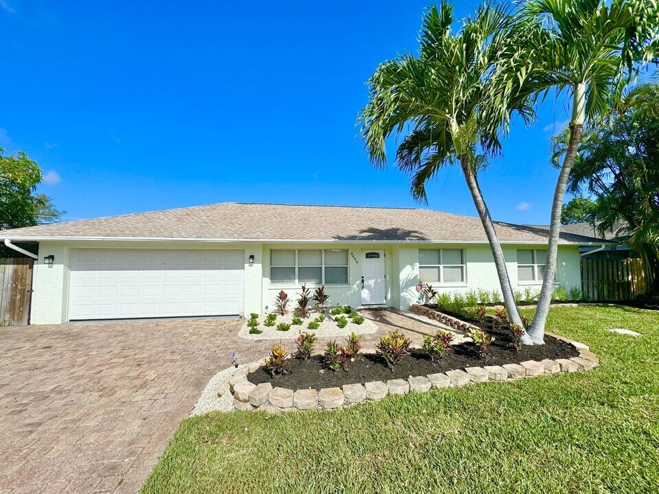 4499 E Alhambra Cir in Naples, FL - Building Photo