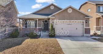 3818 E Rose Hearty Ln in Eagle Mountain, UT - Building Photo