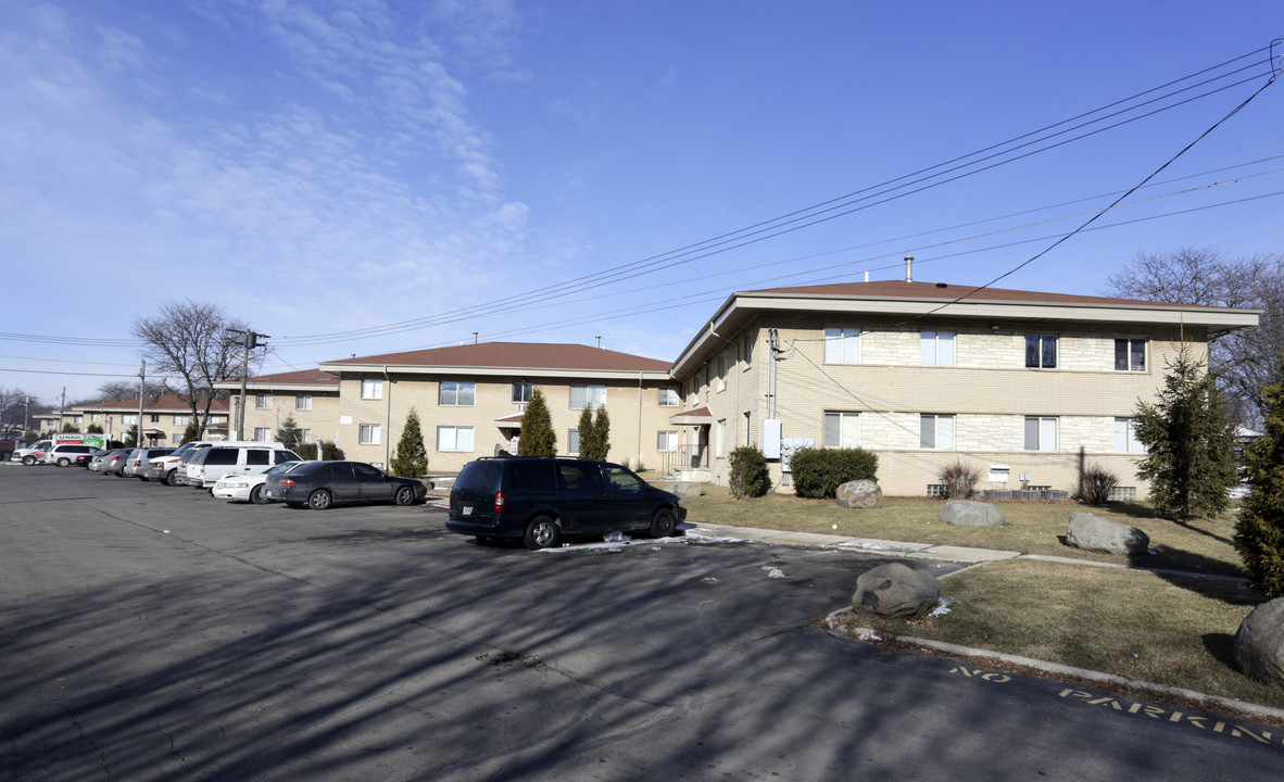 Carmen Court Apartments in Milwaukee, WI - Building Photo