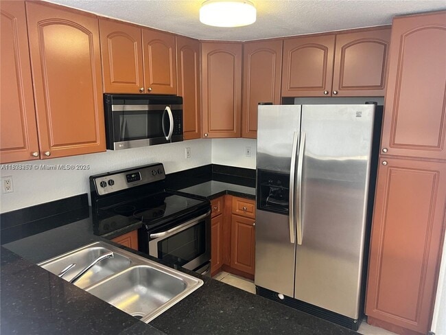 7090 NW 174th Terrace in Hialeah, FL - Building Photo - Building Photo