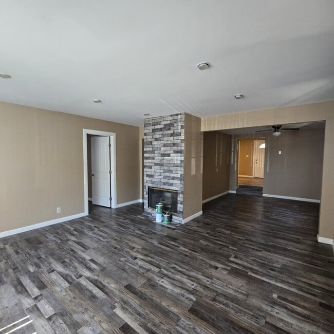 13227 Raven St in Sylmar, CA - Foto de edificio - Building Photo