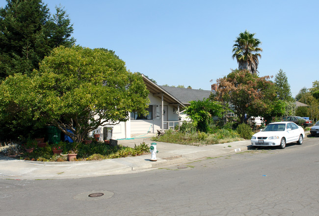 1280 Martha Way in Santa Rosa, CA - Building Photo - Building Photo