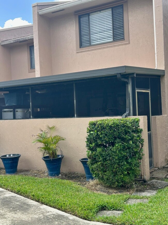 139 Sparrow Dr in Royal Palm Beach, FL - Foto de edificio - Building Photo