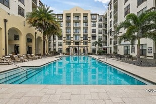 Lantower Westshore in Tampa, FL - Building Photo
