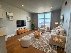 250 Meridian St, Unit 204 in Boston, MA - Foto de edificio - Building Photo