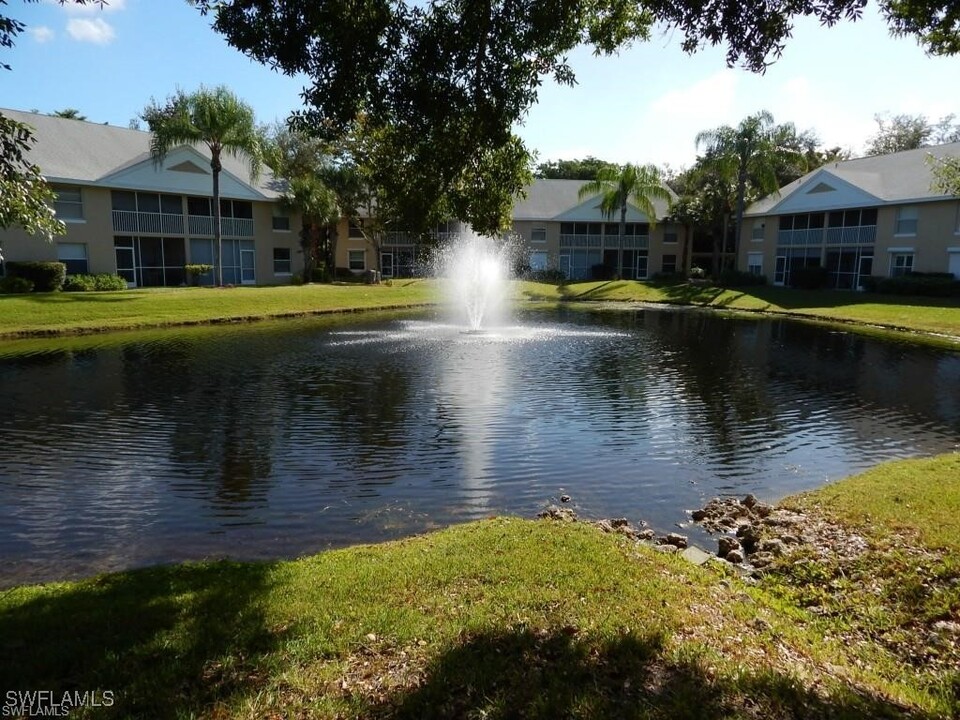 126 Pebble Shores Dr in Naples, FL - Foto de edificio