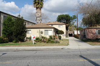 1379 E Acacia Ave in Glendale, CA - Building Photo - Building Photo