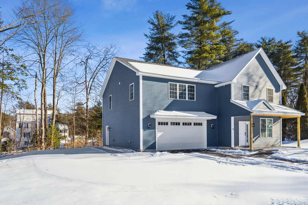 8 Whittier Dr in Seabrook, NH - Building Photo