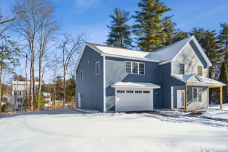 8 Whittier Dr in Seabrook, NH - Foto de edificio - Building Photo