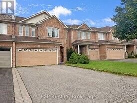 26 Millcliff Cir in Aurora, ON - Building Photo