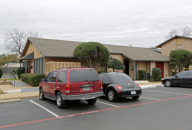 Woodwind Apartments in Arlington, TX - Building Photo - Building Photo