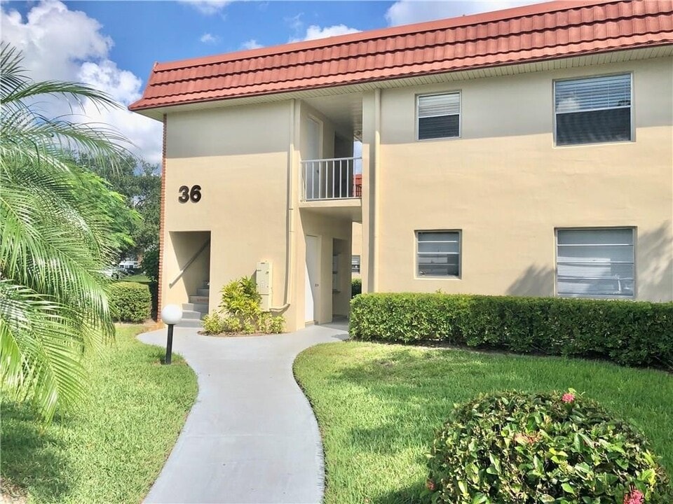 36 Pine Arbor Ln in Vero Beach, FL - Building Photo