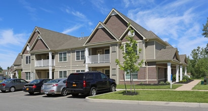 Deer Lakes Apartments in Amherst, NY - Foto de edificio - Building Photo