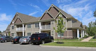 Deer Lakes Apartments in Amherst, NY - Building Photo - Building Photo