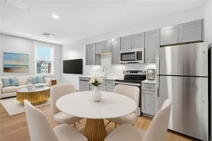 1624 Lonsdale Ave in Lincoln, RI - Building Photo