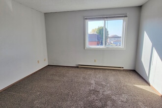 Southland Court in Brookings, SD - Foto de edificio - Building Photo