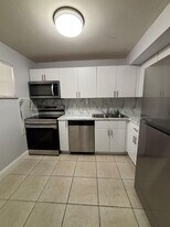 4255 N University Dr, Unit 101 in Sunrise, FL - Building Photo